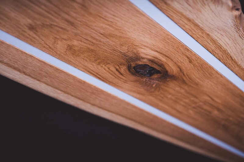 Lichten Lampe aus Eichenholz Detailaufnahme der Holzmaserung und der Verarbeitung