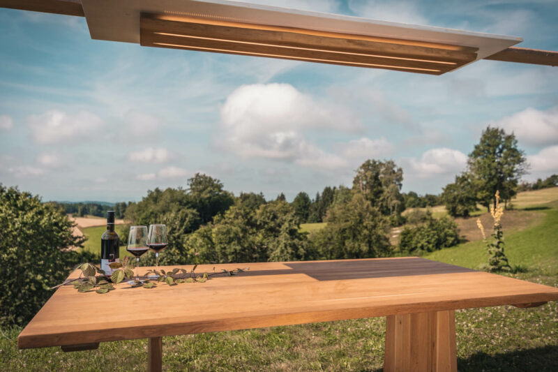 Lichten Lampe aus Eichenholz in Deckenmontage über einem Esstisch