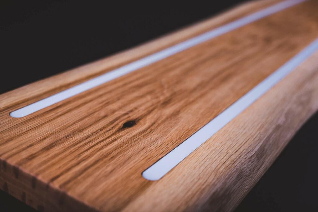 Lichten Lampe aus Eichenholz Detailaufnahme der Holzmaserung und der Verarbeitung