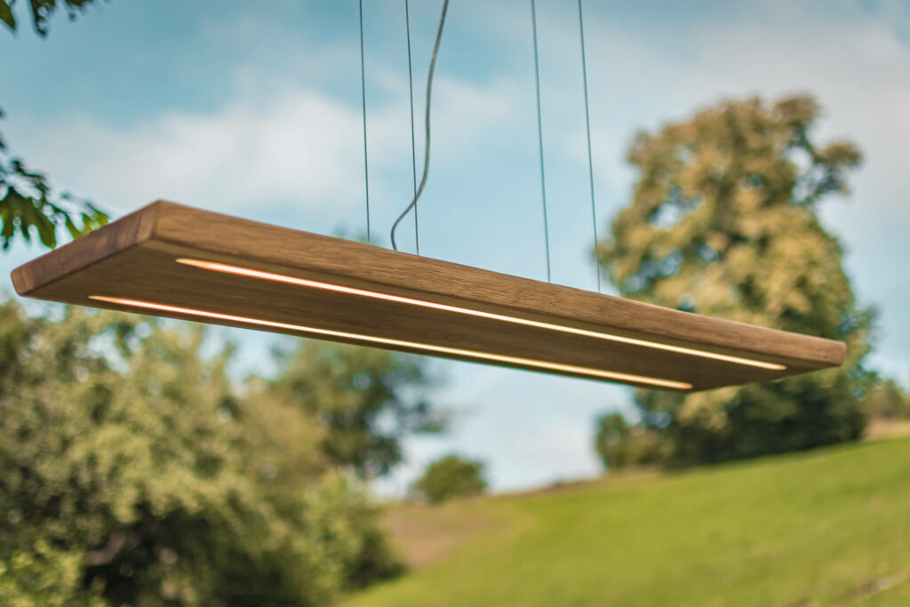 Lichten Lampe aus Eichenholz in abgehängter Variante