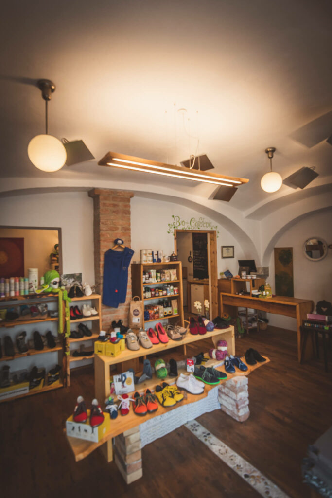Lichten Lampe aus Eichenholz in abgehängter Variante im Verkaufsraum des Einfach Freude Shop in Grein