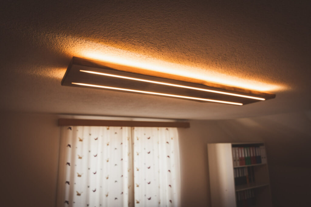 Lichten Lampe aus Eichenholz in Deckenmontage mit indirektem Licht