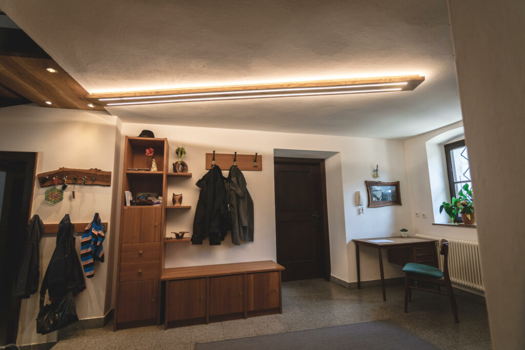 Lichten Lampe aus Eichenholz Sonderanfertigung mit 3m Länge ohne Waldkante in einem Vorraum