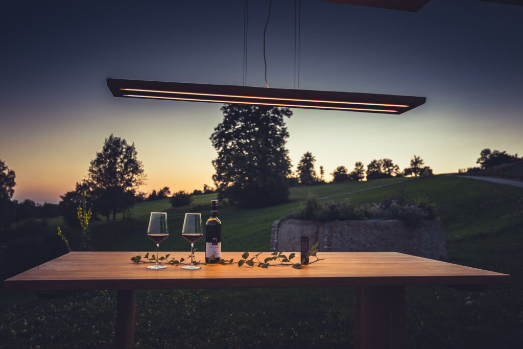 Lichten Lampe aus Eichenholz in abgehängter Variante