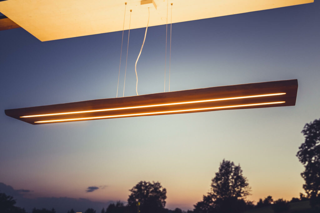 Lichten Lampe aus Eichenholz in abgehängter Variante