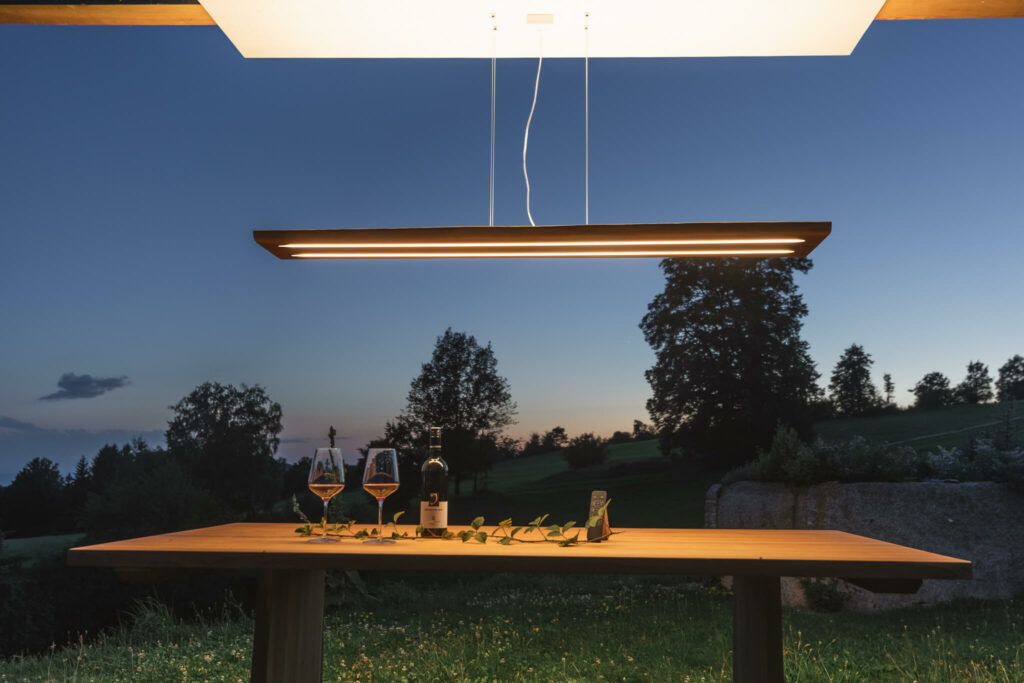Lichten Lampe aus Eichenholz in abgehängter Variante