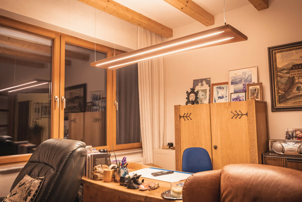 Lichten Lampe aus Eichenholz in abgehängter Variante in einem Büroraum über dem Schreibtisch